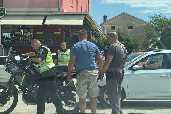 Prometna nesreća kod pizzerije Peperoncino. Jedna osoba ozlijeđena