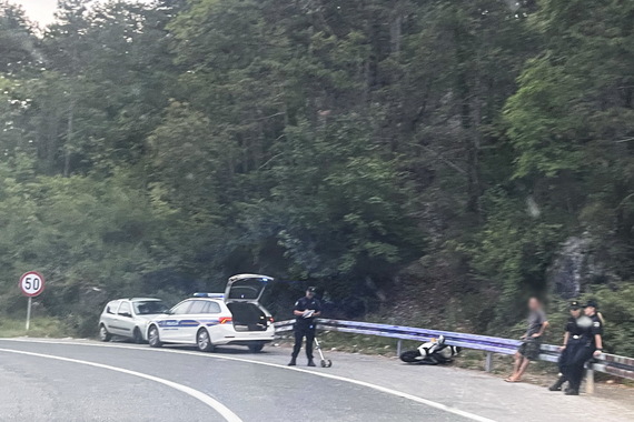 Motociklist teško ozlijeđen nakon pada u zavoju