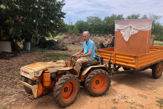 Ima 97 godina, i dalje kuha, obrađuje vrt te još uvijek vozi svoj stari traktor iz 1977. godine