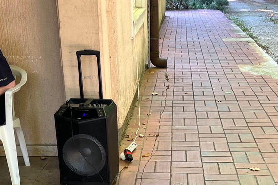 Ljude iz susjedstva Doma za starije svakog jutra budi glasna glazba iz velikog zvučnika