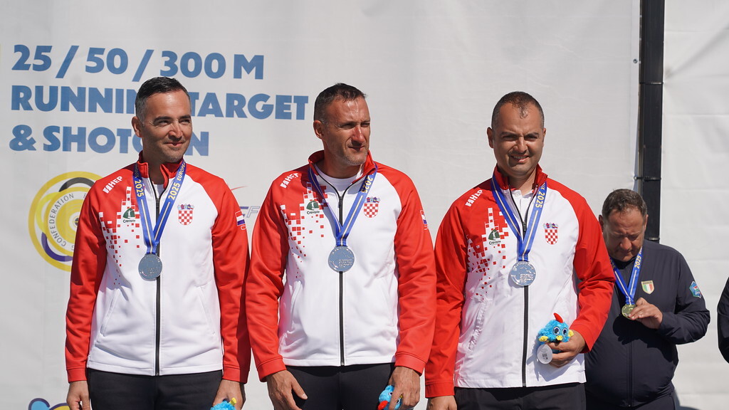 Giovanni Cernogoraz te Josip i Anton Glasnović na pobjedničkom postolju (foto: ESF)