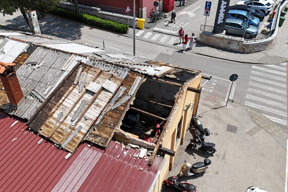 Počela obnova krovova stradalih u lipanjskom nevremenu. Evo što se prvo radi