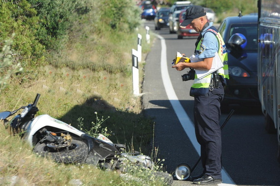 Motociklist teško ozlijeđen na cesti prema Buzetu. Pao i udario u zaštitnu ogradu