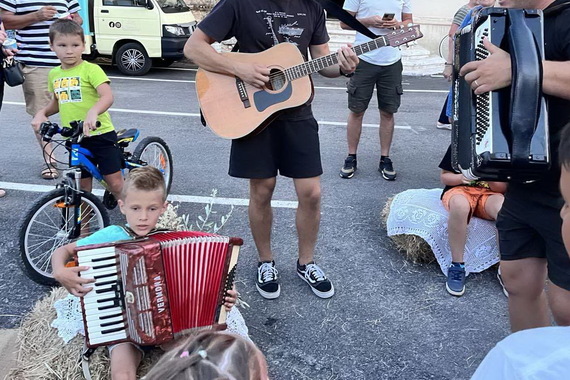 Roko je totalni hit! Bez harmonike ne ide ni u vrtić, a Supertalent ga već zove. Pogledajte tu svirku