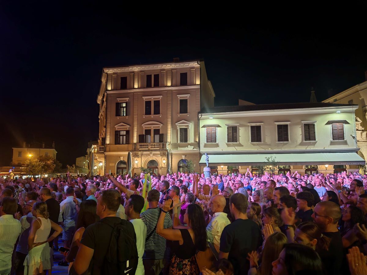 Ispunjen trg o Rovinju (Fotogalerija: Aldo Pokrajac)