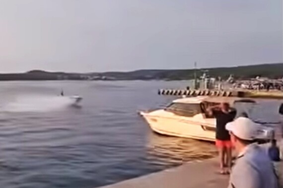NEVIĐENA SCENA! Pogledajte kako se jureći gliser zabija u rivu punu ljudi