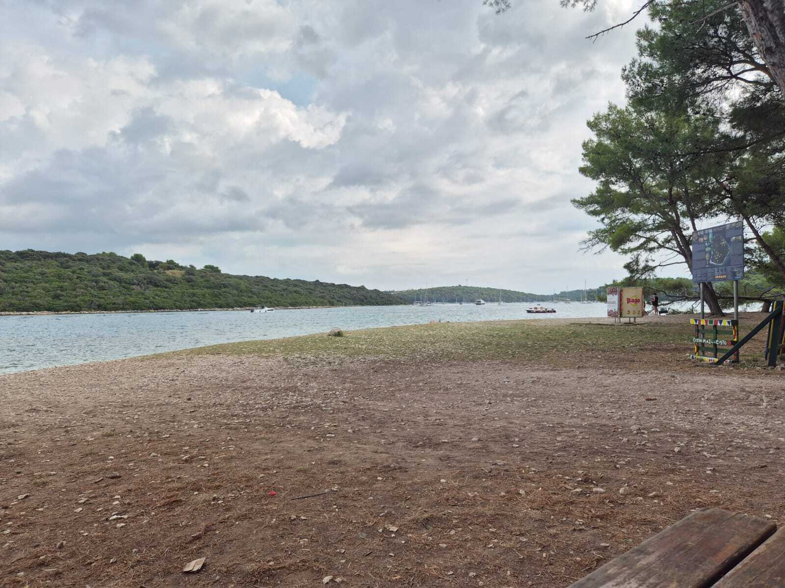 Pogled na smrad s Fratarskog otoka