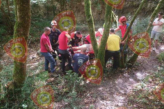 Turist pao s visoke stijene, spasili ga vatrogasci i HGSS