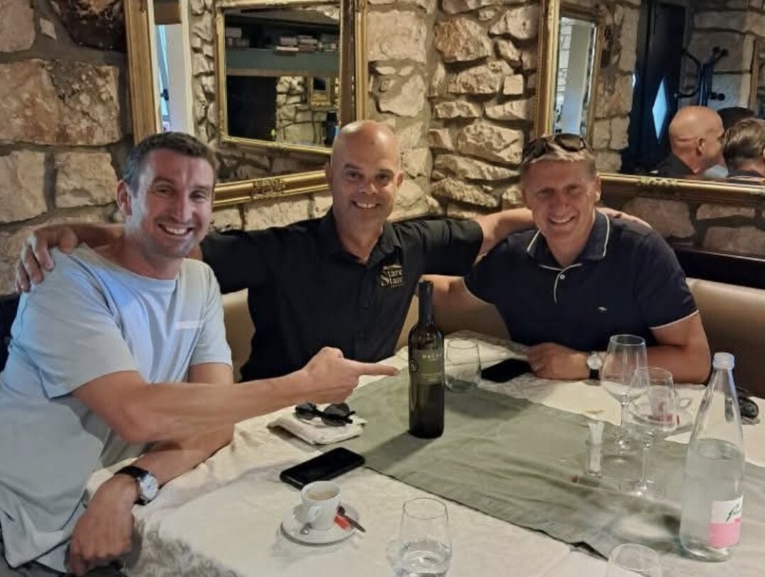 Konobar Alen Miletić (u sredini) rado se slikao s Bralićem čiji je obožavatelj