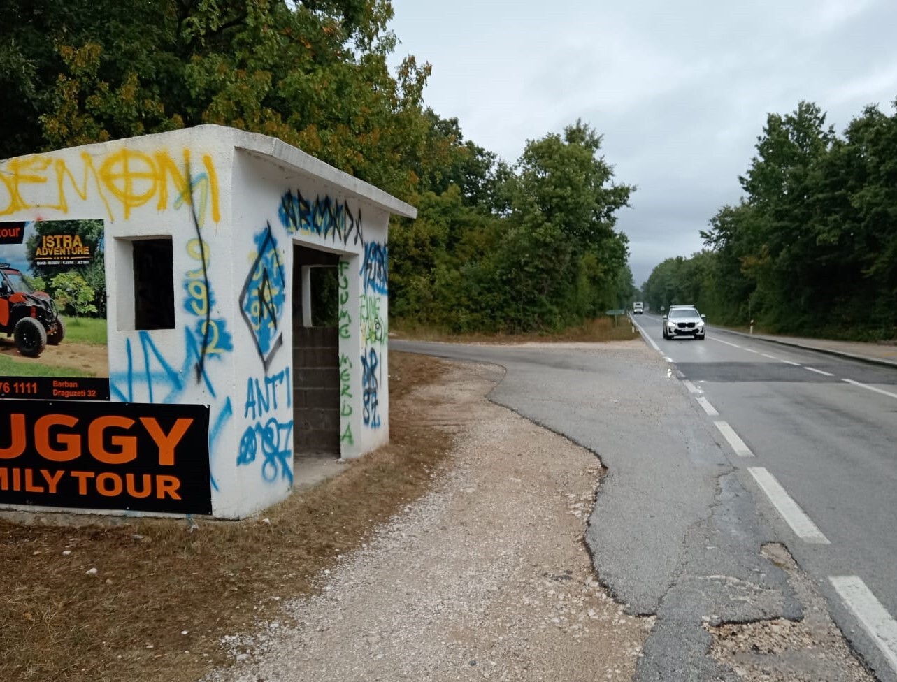 Autobusna stanica između Barbana i Manjadvorci (Foto: Igor Radić)