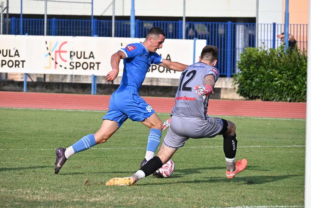 David Šćira prolazi gostujućeg vratara Djordjevića za drugi gol Uljanika (foto: Siniša Žulić)