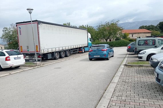 Šleperom zauzeo pola parkirališta. Razlog će vas nasmijati