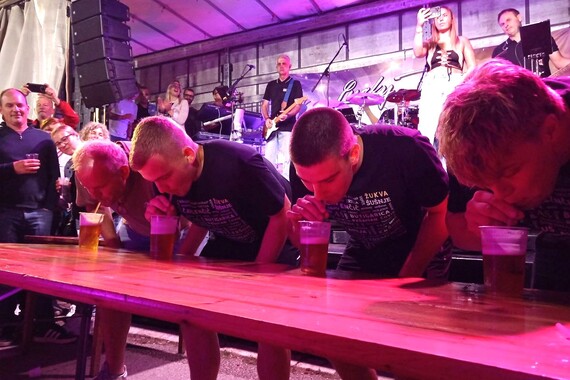 Ovo je fešta svih fešta: bira na slamku, smiješne cijene i Lucky Band s kamiona!