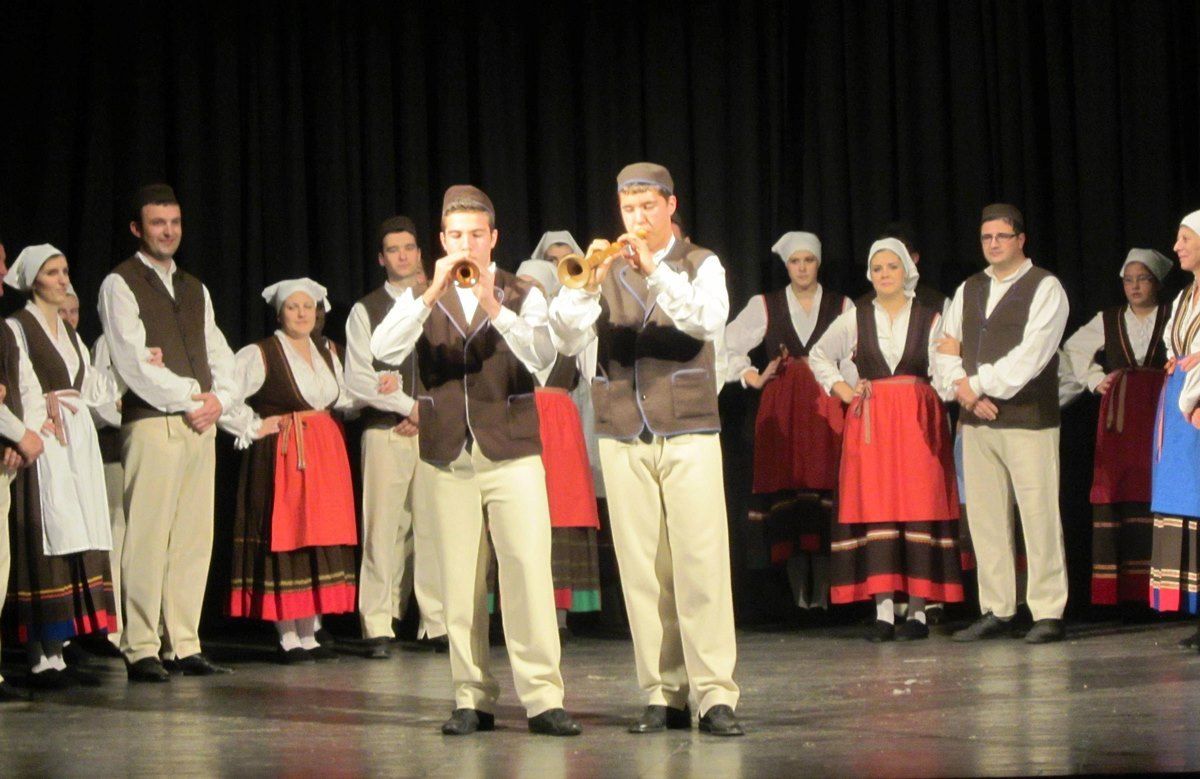 U prepunoj dvorani Doma Kulture sjedinilo se bogatstvo tradicijske kulture i starih običaja Istre i posavskog kraja