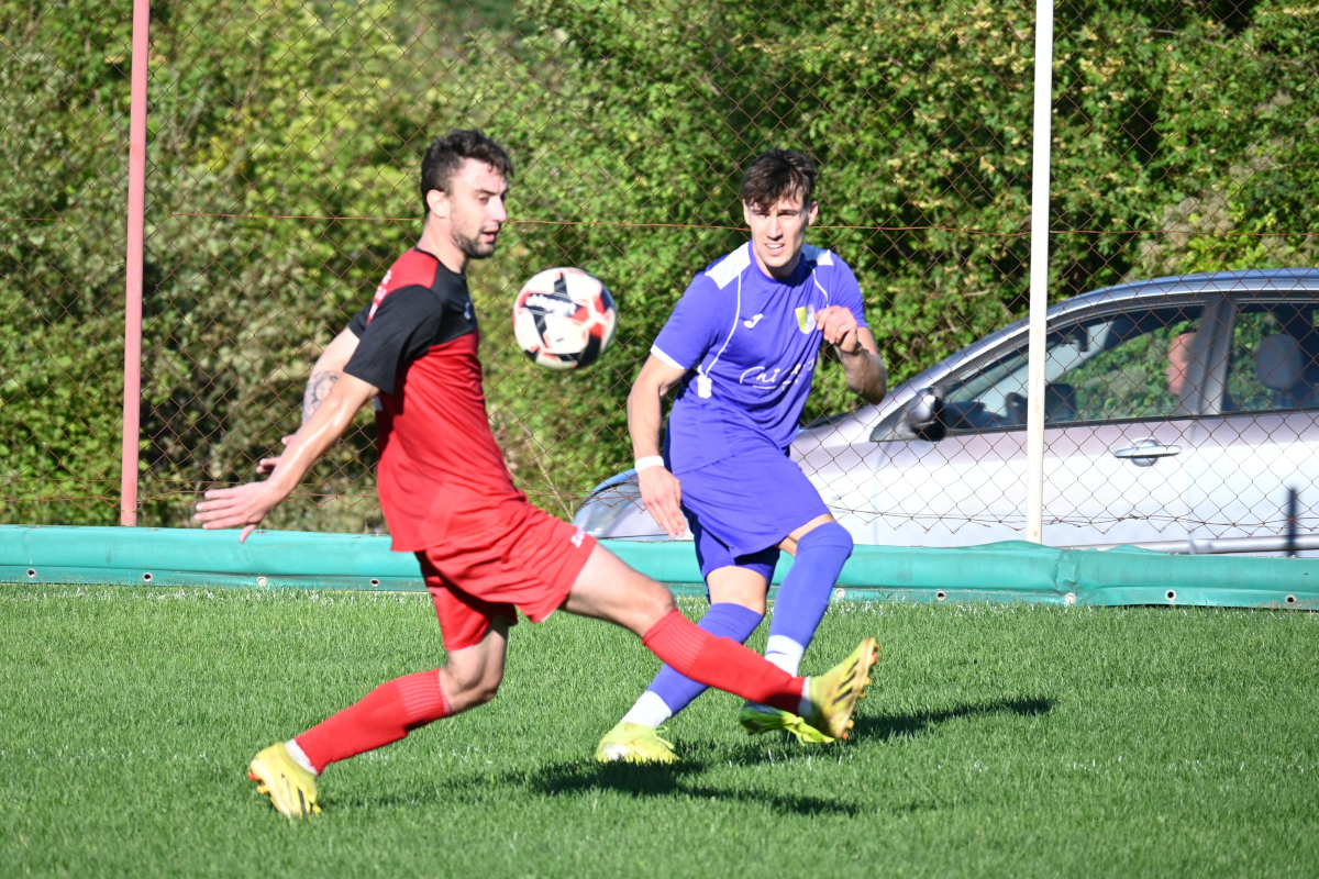 Ivan Licul (Smoljanci Sloboda) ubacuje pored Darija Pečara (foto: Siniša Žulić)