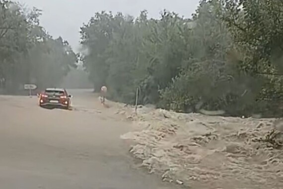 Ekstremno nevrijeme na sjeverozapadu Istre: Totalni kolaps na cestama, bujice nosile automobile