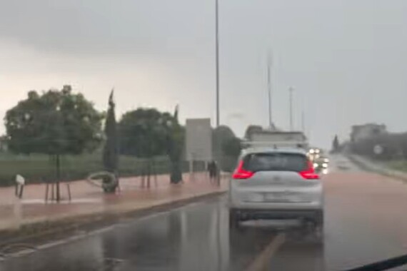 Pogledajte kako se junački prkosi nevremenu: 'Stari je stvarno car!'