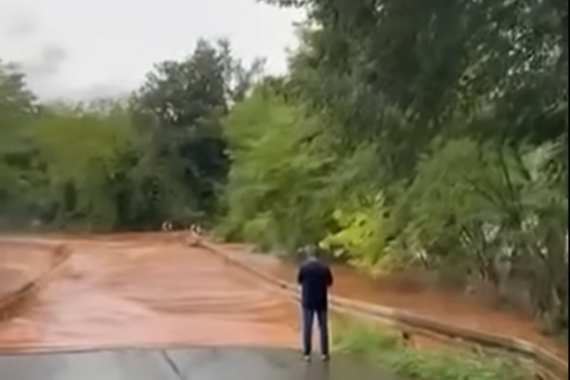 Šokantna snimka! Pogledajte kako bujica 'guta' cestu kod Brtonigle!