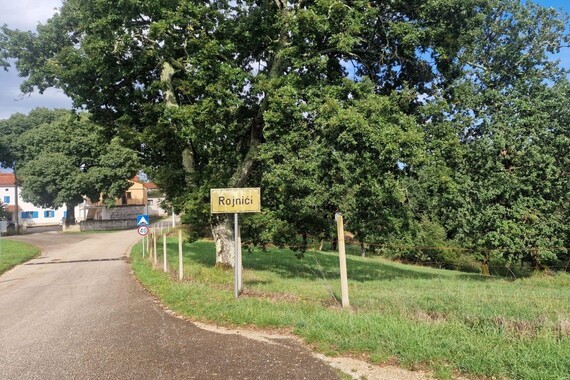 Svugdje uokolo nove kuće za odmor, a selo s jadnom tabelom iz prošlog stoljeća