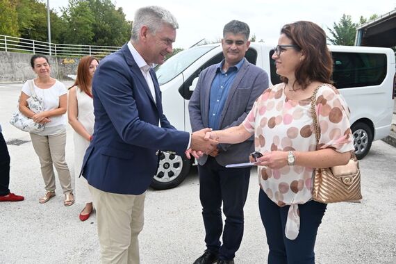 Dva nova kombija za bujske osnovce: 'Ovo nam je bilo prijeko potrebno'