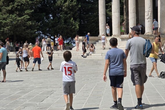 PATULJCI, DIVOVI I PRSATE DJEVOJKE Ovaj tekst Viktora Ivančića o turizmu je teška demagogija i populizam, da se ne kaže nešto gore