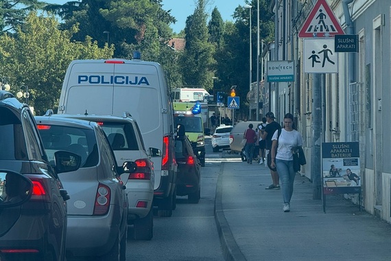 Automobil pokupio dijete na motoru ispred škole. Srećom, izvan je životne opasnosti