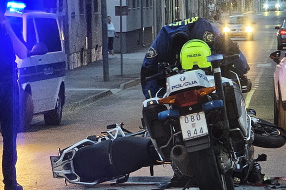 Motociklist pretjecao kolonu vozila i udario u teretni automobil