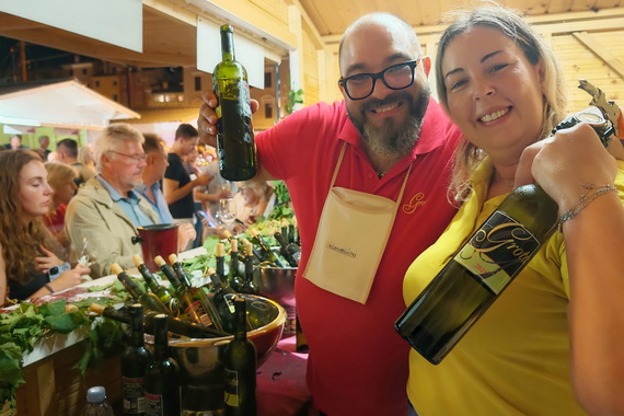 Bilo je toliko posjetitelja da se Malim molom trebalo provlačiti do kućica s vinarima