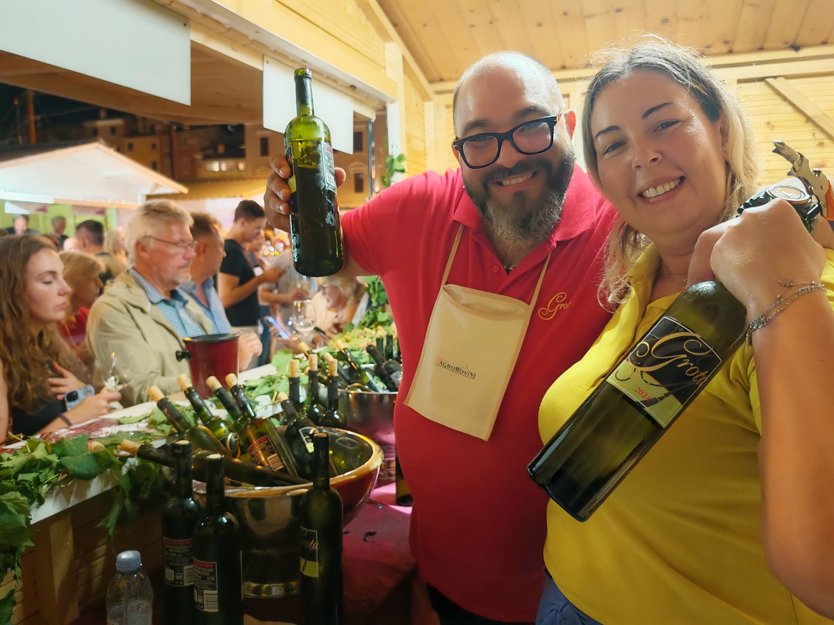 Veselo na štandu vina Grota