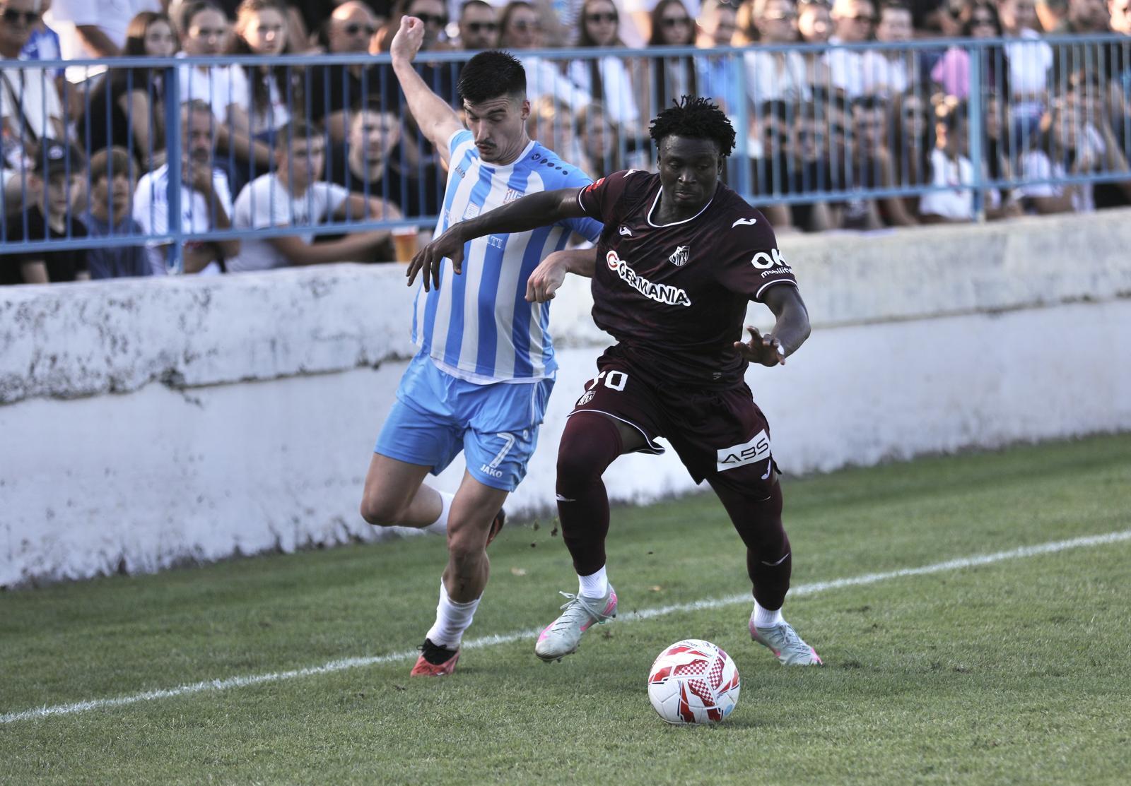 NAČEO MREŽU METKOVACA - Salim Fago Lawal u dvoboju s Manenicom (foto: Ivo Čagalj / PIXSELL)