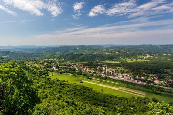 Dok seoski načelnici primaju sve više, u ovoj istarskoj općini svima režu plaće. Razlog je bizaran!