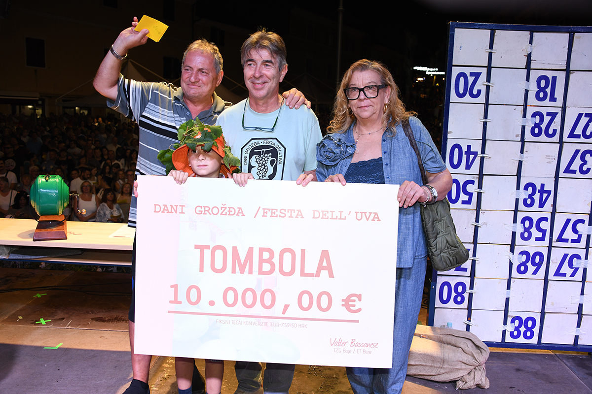 Dobitnici tombole (Foto: Roberto Matković)