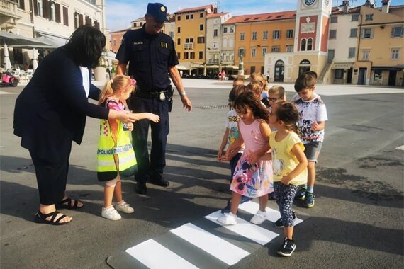 Policajci 'u vrtiću': Kako prijeći 'zebru' i paziti na semaforu