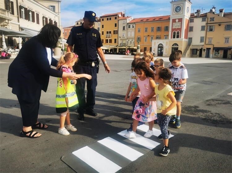 Mališani na 'zebri' (Foto: PU istarska)