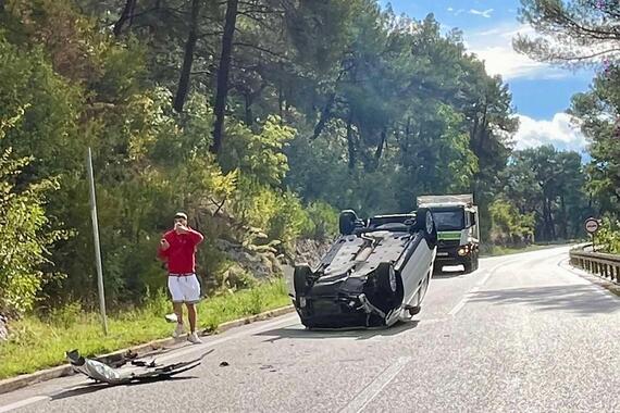 Automobil se okrenuo na krov na cesti između Barbana i Most Raše