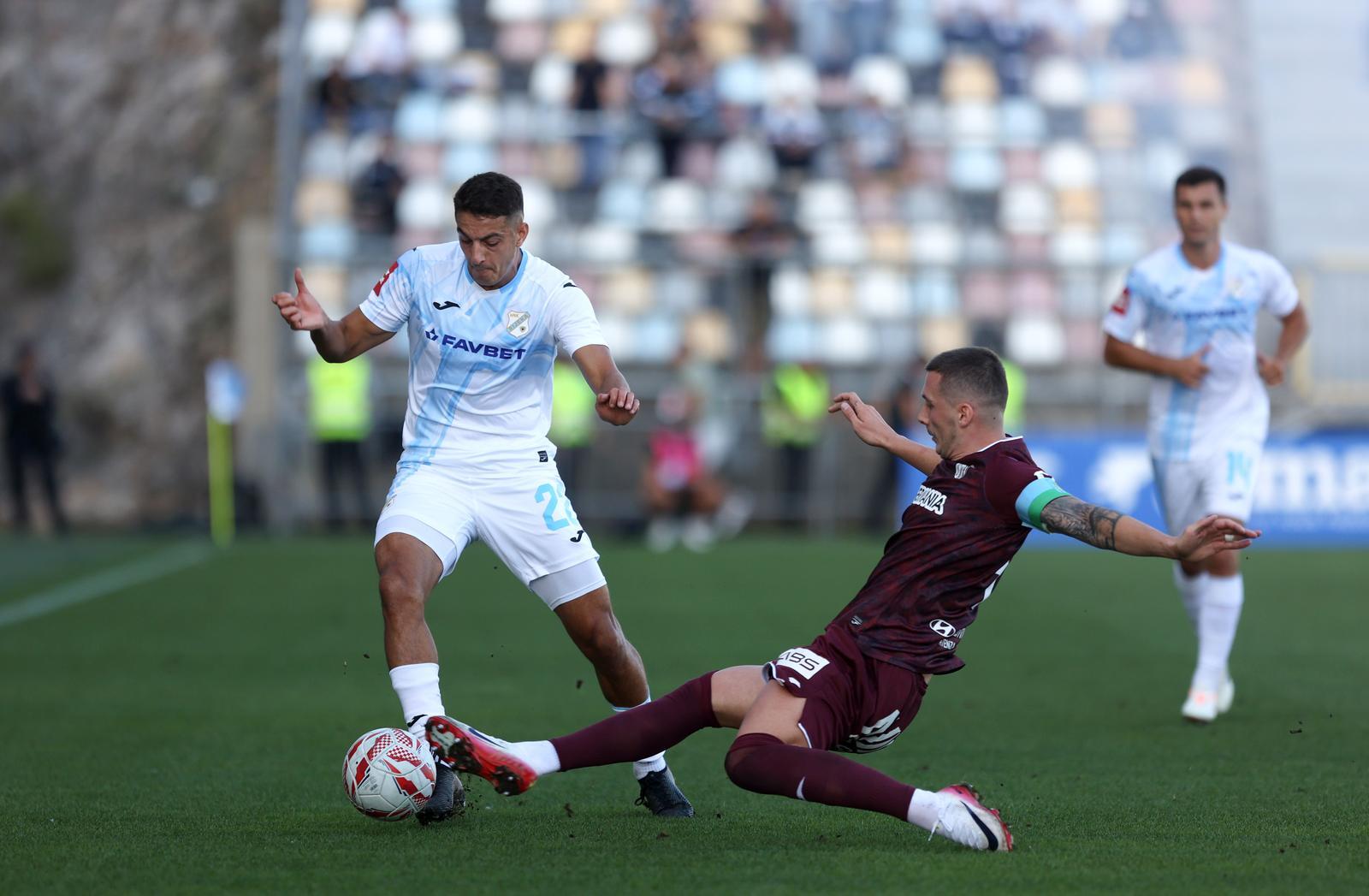 Dario Marešić zaustavlja prodor Oreča (foto: Nel Pavletić / PIXSELL)