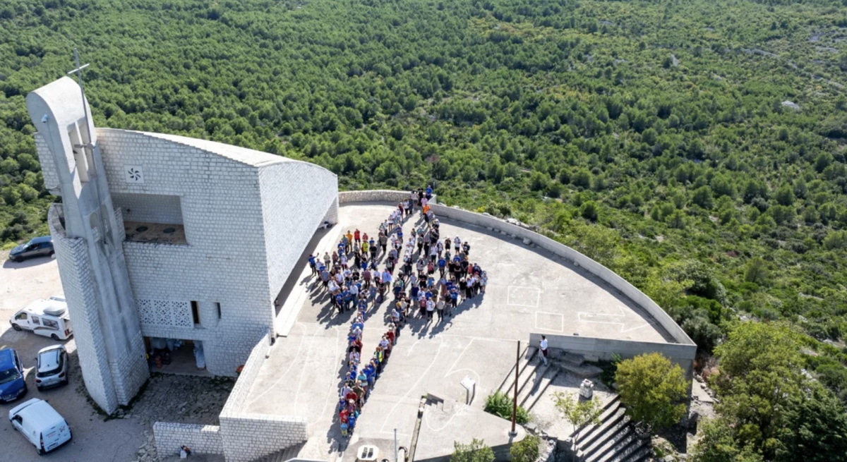 Poseban jedinstven dio programa bila je milenijska fotografija Šime Strikomana – u kojoj su hodočasnici formirali križ sv. Jakova ispred svetišta Gospe od Karmela.
