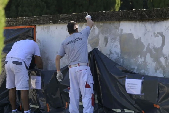 Obnavlja se ravni krov iznad niša i saniraju oštećeni ogradni zidovi