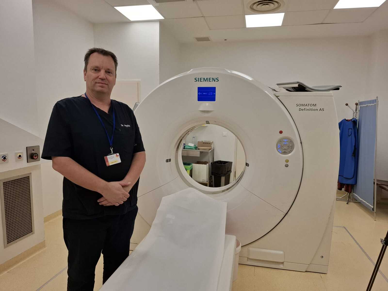 Ravnatelj pulske bolnice dr. Andrej Angelini pored novog uređaja za CT koronarografiju (Foto: Mirjana Vermezović Ivanović)