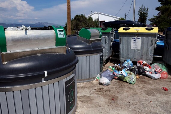 'Ogorčeni Pazinjani u znak protesta ostavljaju otpad pored kontejnera – smeće se gomila u centru grada'