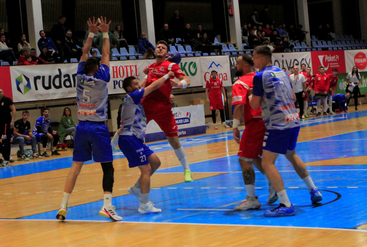 Nikola Ivanković puca preko metkovskog bloka (foto: RK Poreč)