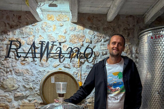 S 30 godina preselio iz Zagreba u Istru i počeo proizvoditi ekološko vino