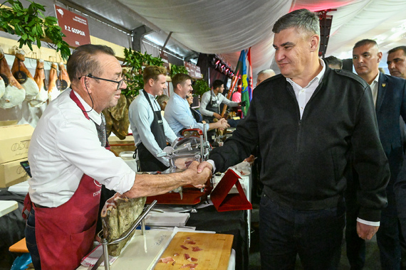 U Tinjanu otvoren Sajam pršuta, stigao i predsjednik Milanović. Proglašen najbolji istarski pršut 