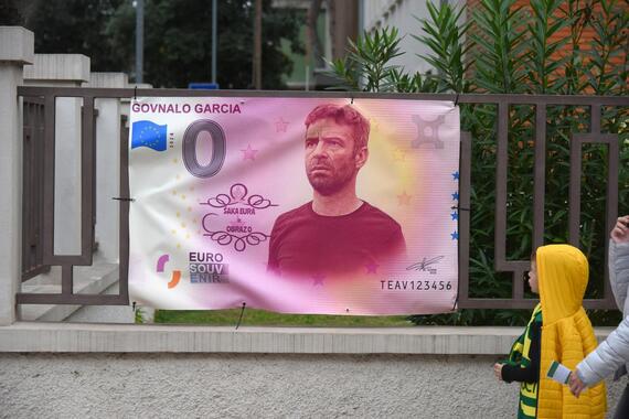 Pogledajte kako su navijači Istre "dočekali" bivšeg trenera ali i nekadašnjeg igrača. Ovako nešto se rijetko viđa!