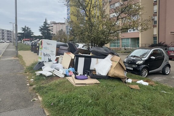 Još jedna hrpa otpada u Puli, ovaj put ispred vrlo zanimljive zgrade