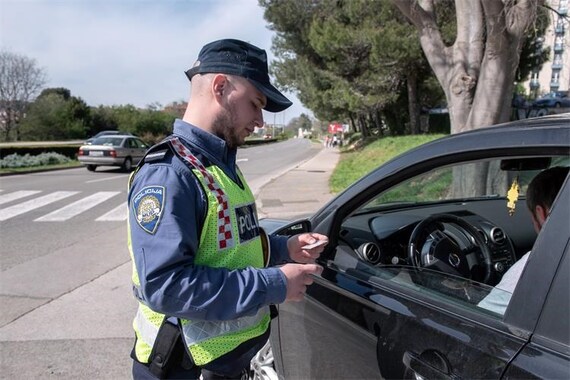Zaustavila ga policija pa ostao bez automobila