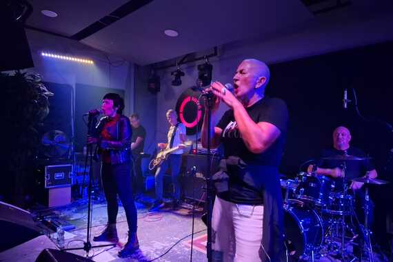VIVA LA POLA Punk legende Paraf bez lične karte i šamara