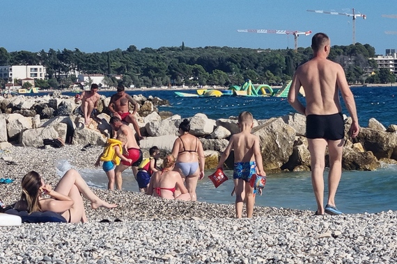 Otkrivene naočale užasa skrivale 30 snimki gole djece u kampu