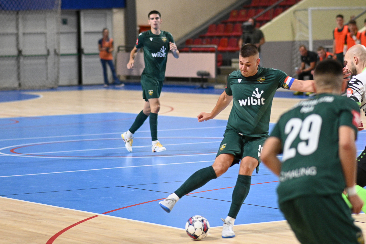 TRI GOLA U PORAZU - David Mataja i Kristian Vasić, u pozadini (foto: Siniša Žulić)