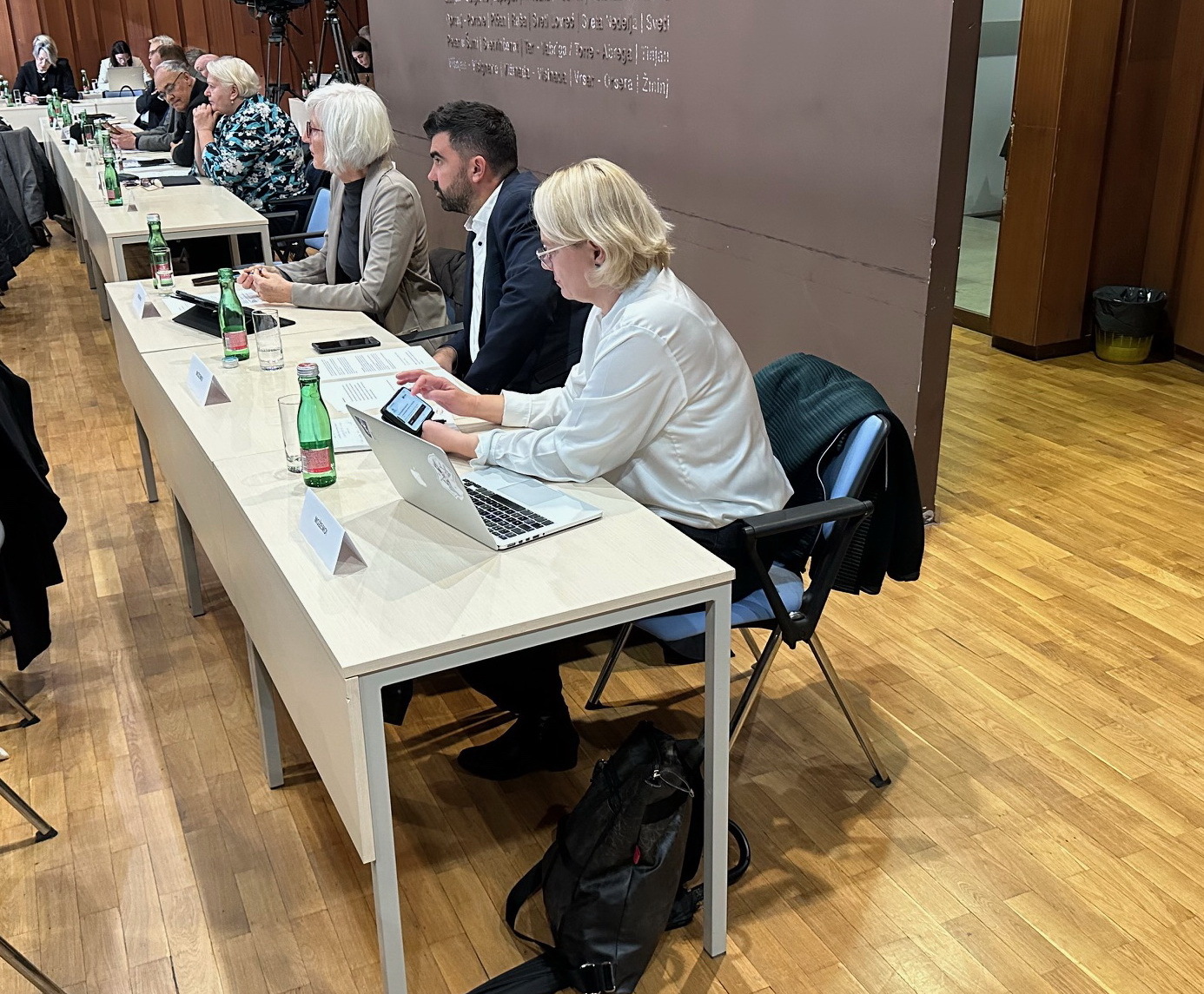 Grünbaum i Ružić prve su četiri sjednice sjedili za stolom koji se nalazio u produžetku stola za kojim sjede vijećnici platforme Možemo!